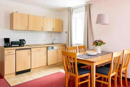 廚房, 姆瑞茲公園菲瑞恩皇宮酒店 (FerienResidenz MuritzPark) in 魯貝爾/米利茨