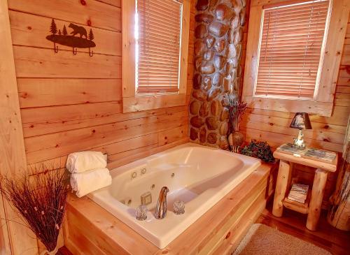 Pool table, hot tub, and adorable 1BR log cabin for a perfect stay!, Sevierville (fotografie 6)