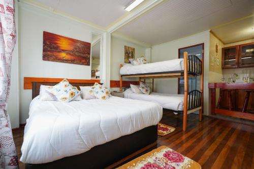 1 double bed, 1 bunk bed