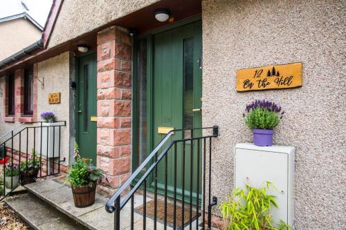 A szálláshely kívülről, 12 & 14 On the Hill Aberfoyle, twin holiday cottages in Scenic Loch Lomond & Trossachs National Park in Aberfoyle