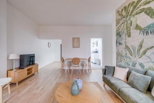 One-Bedroom Apartment image 6