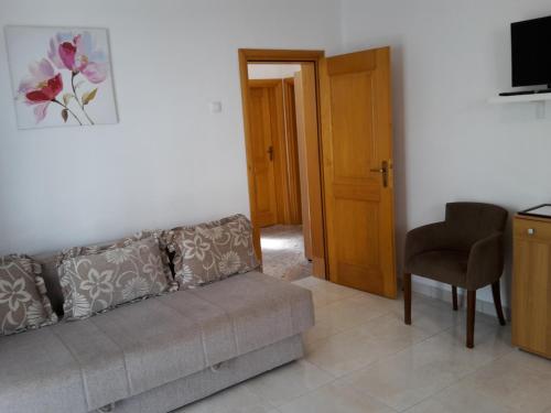 One-Bedroom Apartment image 6