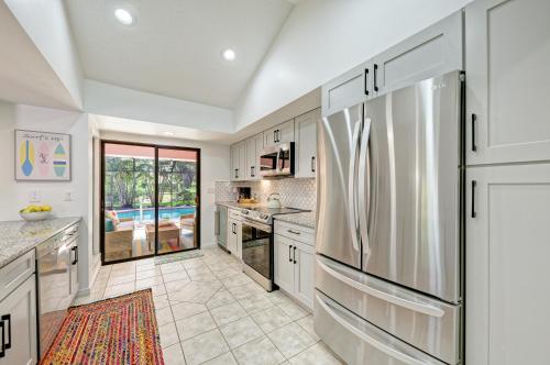 Tropical pool home w/ outdoor TV & living space! in Bradenton, USA