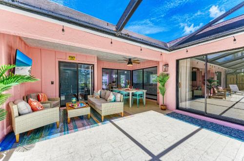Tropical pool home w/ outdoor TV & living space! in Bradenton, USA