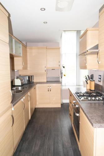 廚房, Junique Modern Ground Floor Apartment - 2 bedrooms in 阿伯丁郡