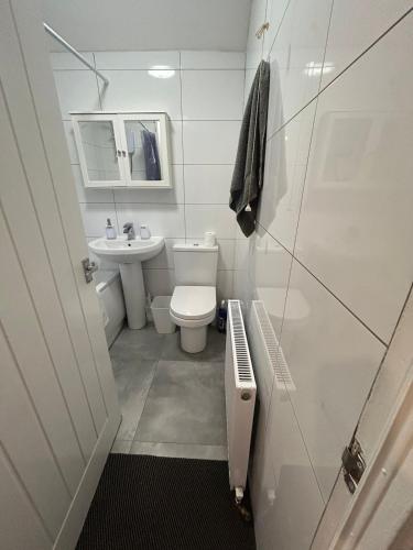 Contractor Friendly Spacious 3 Bed With Private Parking, Leeds (Foto 3)
