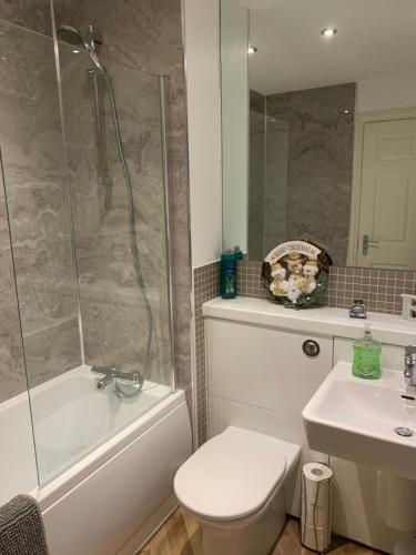 浴室, Junique Modern Ground Floor Apartment - 2 bedrooms in 阿伯丁郡