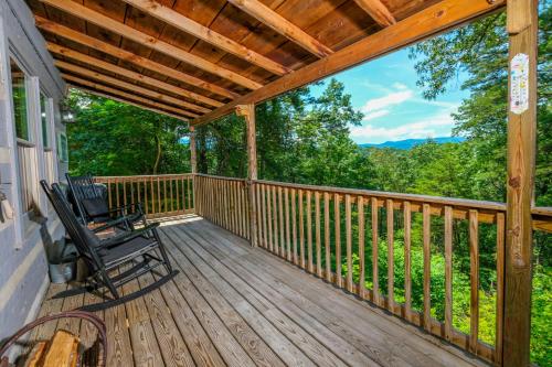 Comfy log cabin-mountain views and a hot tub! in Oldham (TN)