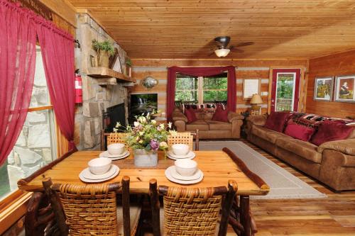 Comfy log cabin-mountain views and a hot tub! in Oldham (TN)