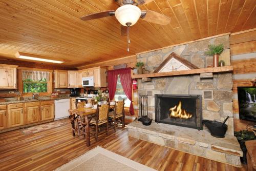 Comfy log cabin-mountain views and a hot tub! in Oldham (TN)