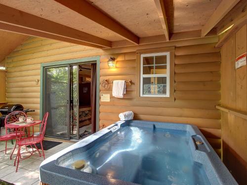 Affordable cabin-hot tub & near PF Parkway!
