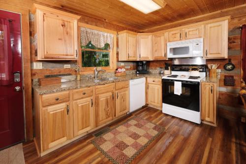 Comfy log cabin-mountain views and a hot tub! in Oldham (TN)