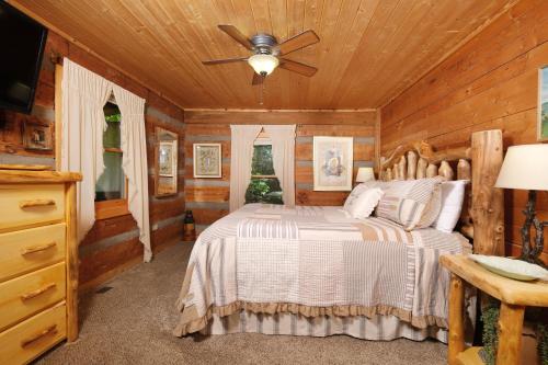 Comfy log cabin-mountain views and a hot tub! in Oldham (TN)