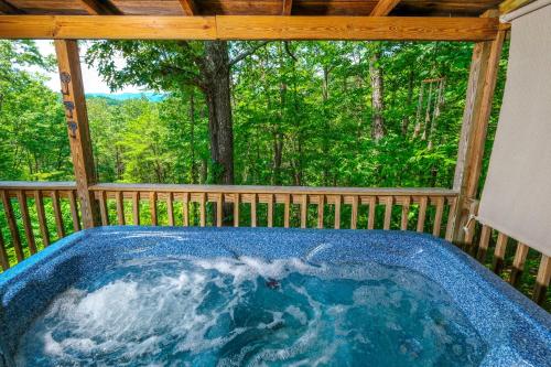 Comfy log cabin-mountain views and a hot tub! in Oldham (TN)