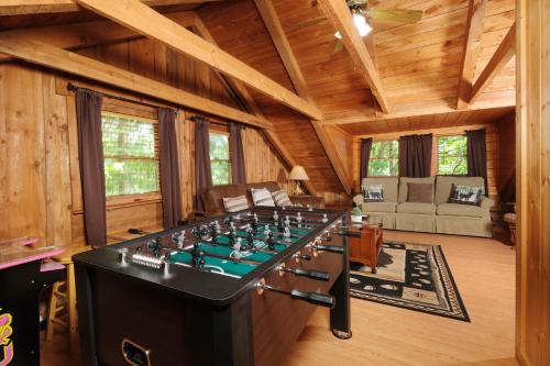 2BR, sleeps 8, pet friendly, game room, hot tub!