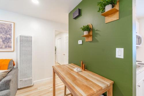 Emerald Escape - UNR & Pet Friendly - image 5