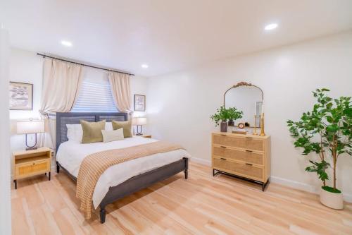 Emerald Escape - UNR & Pet Friendly - image 10