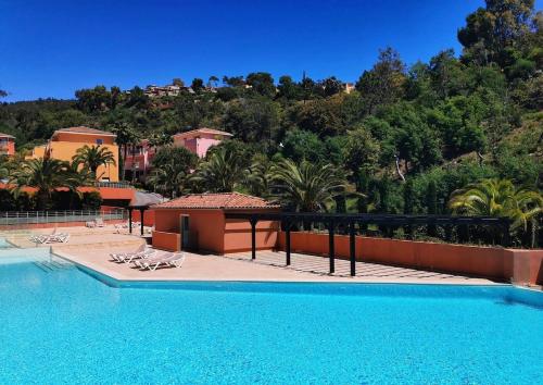 2 pièces en bord de mer avec piscine et jardin