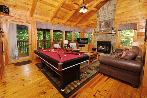 Get SNUGGLED IN at this cozy 1BR cabin with hot tub and pool table!, Sevierville (photo 4)