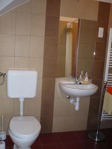 Bathroom, Adrienn Apartman in Sarvar