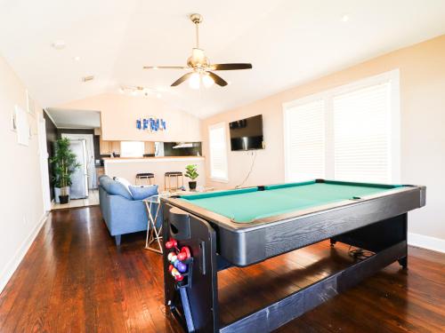Houston with Air Hockey, Pool Table, Vending Machine in Houston, USA