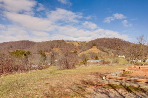 Waynesville Studio with Fire Pit and Mountain Views! in Waynesville, USA