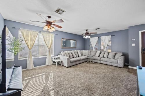 Grand Family Escape 4BDR- 1 minute from Water Park! in Temple, USA