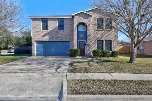 Grand Family Escape 4BDR- 1 minute from Water Park! in Temple, USA