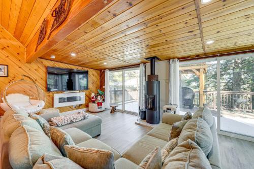 . Wraparound Deck & Grill: Wrightwood Cabin Near PCT