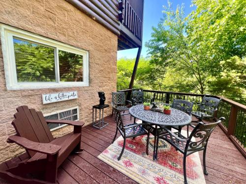 3BR, slps 8, hot tub, great outdoor seating!