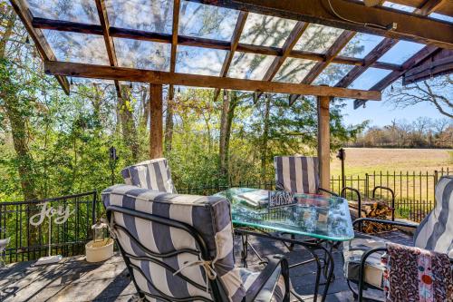 College Station Getaway w/ Hot Tub & Courtyard!, College Station