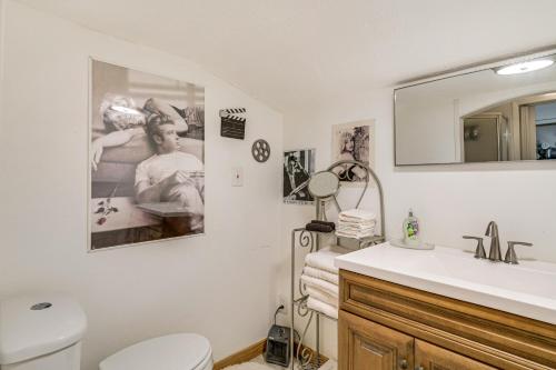 College Station Lodge with Hot Tub and Prvt Courtyard! - image 10