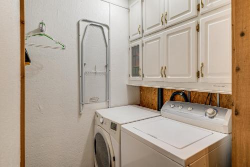 College Station Lodge with Hot Tub and Prvt Courtyard! - image 12