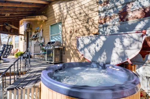 College Station Lodge with Hot Tub and Prvt Courtyard! - image 10