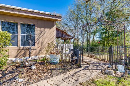 College Station Lodge with Hot Tub and Prvt Courtyard! - image 12
