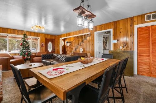 Létesítmények, Bunny's Ranch - Sleeps 12, Pool Table, Ping Pong, Foosball in Big Bear City (CA)
