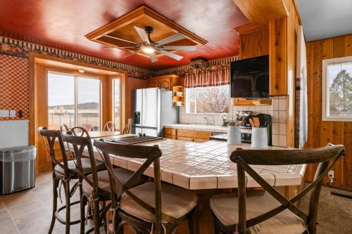 Konyha, Bunny's Ranch - Sleeps 12, Pool Table, Ping Pong, Foosball in Big Bear City (CA)
