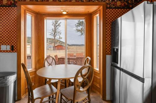 Konyha, Bunny's Ranch - Sleeps 12, Pool Table, Ping Pong, Foosball in Big Bear City (CA)