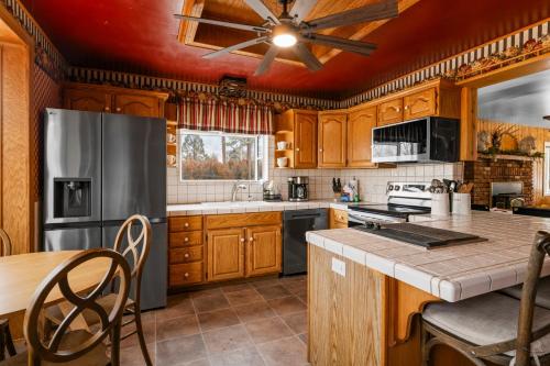 Konyha, Bunny's Ranch - Sleeps 12, Pool Table, Ping Pong, Foosball in Big Bear City (CA)