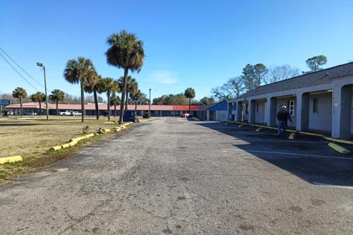 Crown Inn by OYO Orangeburg Hwy 301 - image 8
