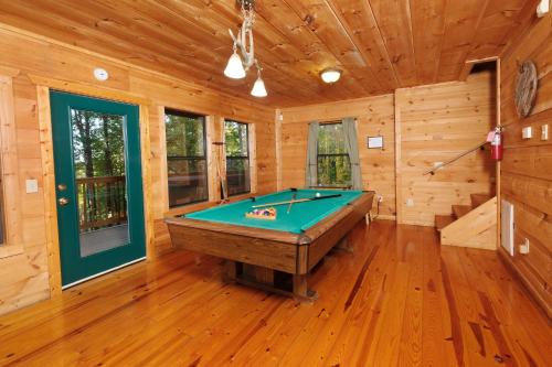 3 BR3 bath sleeps 8 located between GBurg & PF! Hot tub, pool table, dog friendly, privacy! in Gatlinburg (TN)