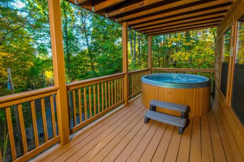 3 BR3 bath sleeps 8 located between GBurg & PF! Hot tub, pool table, dog friendly, privacy! in Gatlinburg (TN)