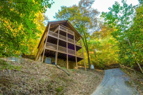 3 BR3 bath sleeps 8 located between GBurg & PF! Hot tub, pool table, dog friendly, privacy! in Gatlinburg (TN)