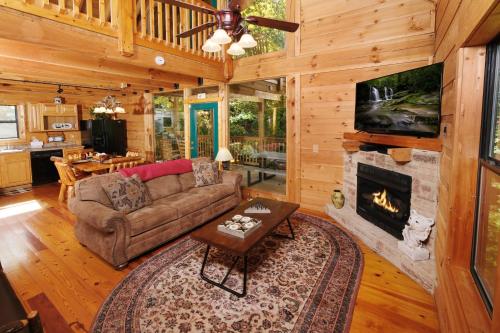 3 BR3 bath sleeps 8 located between GBurg & PF! Hot tub, pool table, dog friendly, privacy! in Gatlinburg (TN)