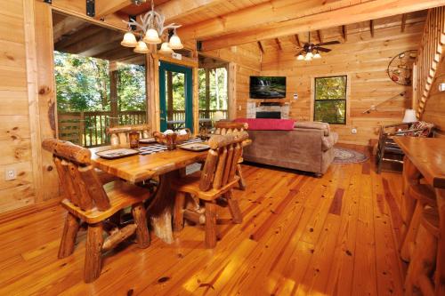 3 BR3 bath sleeps 8 located between GBurg & PF! Hot tub, pool table, dog friendly, privacy! in Gatlinburg (TN)