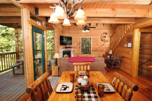 3 BR3 bath sleeps 8 located between GBurg & PF! Hot tub, pool table, dog friendly, privacy! in Gatlinburg (TN)