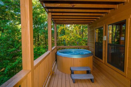 3 BR3 bath sleeps 8 located between GBurg & PF! Hot tub, pool table, dog friendly, privacy! in Gatlinburg (TN)