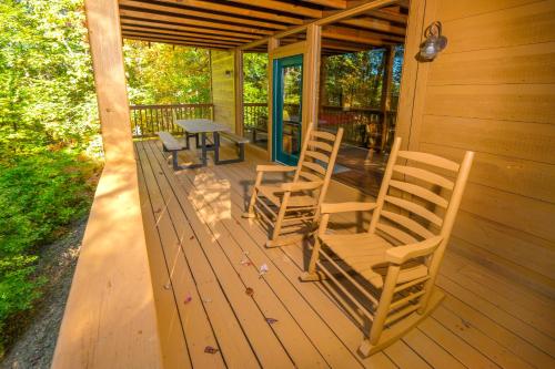 3 BR3 bath sleeps 8 located between GBurg & PF! Hot tub, pool table, dog friendly, privacy! in Gatlinburg (TN)