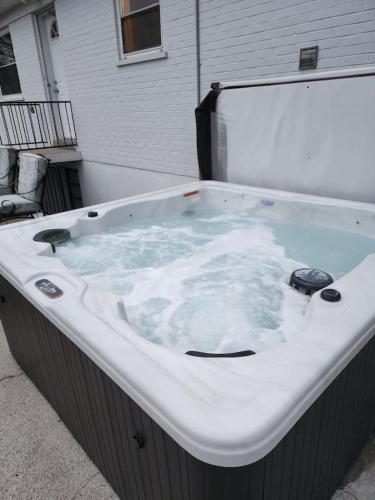 Hot tub bubbles on Butler - image 4