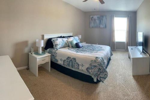 4 Bed 2.5 Bath Sleeps 10- King of Karincrest - image 4